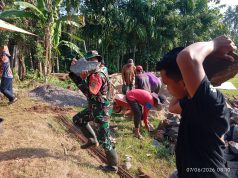 Babinsa Koramil 429-11/SKP Hadir di Tengah Masyarakat, Bedah Rumah Lansia Tidak Layak Huni Wujud Kepedulian Nyata TNI